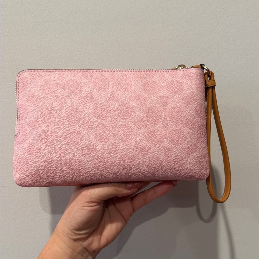 🎀 COACH~Double Zip Wristlet In Signature Canvas With Charms. PRICE IS FIRM‼️ - Picture 2 of 5